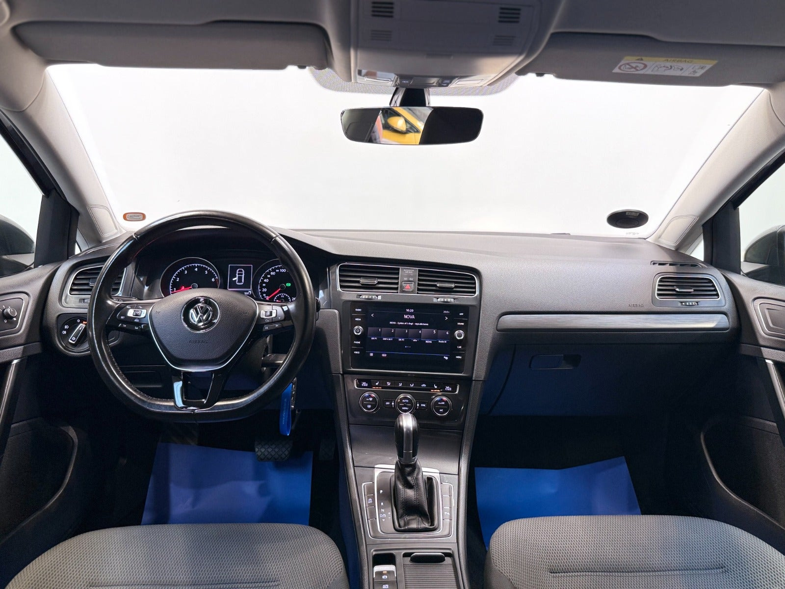 Grå VW Golf VII fra 2018