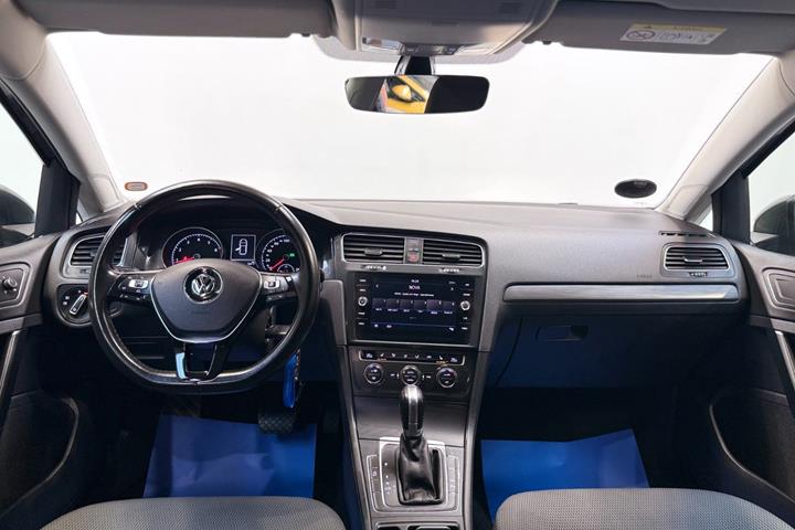 Grå VW Golf VII fra 2018