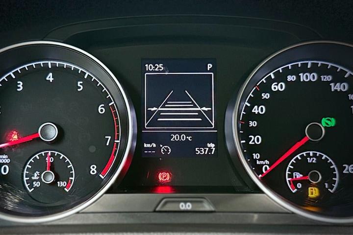 Grå VW Golf VII fra 2018