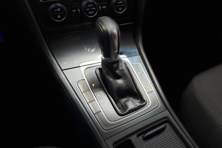 Grå VW Golf VII fra 2018