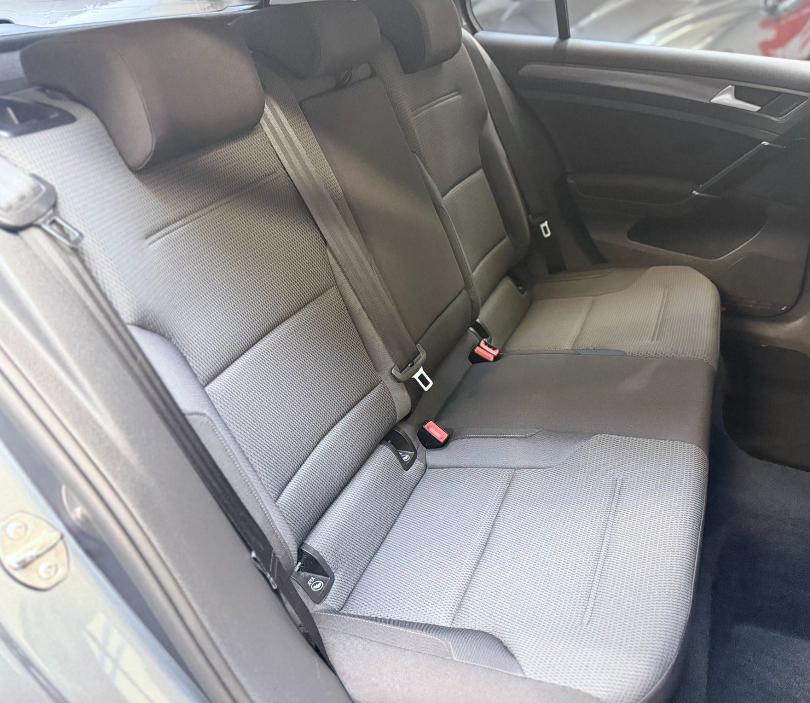 Grå VW Golf VII fra 2018