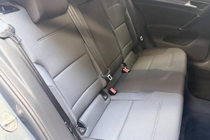 Grå VW Golf VII fra 2018