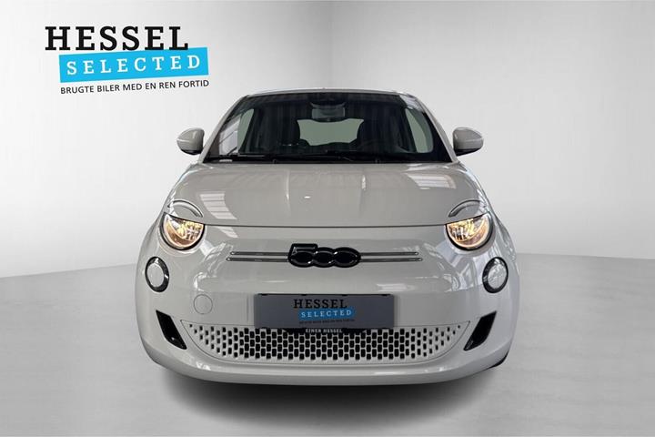 Hvid Fiat 500e fra 2023