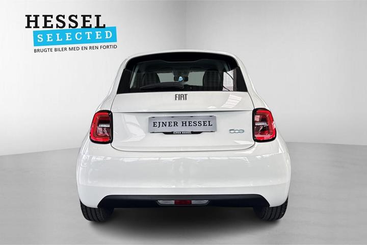 Hvid Fiat 500e fra 2023