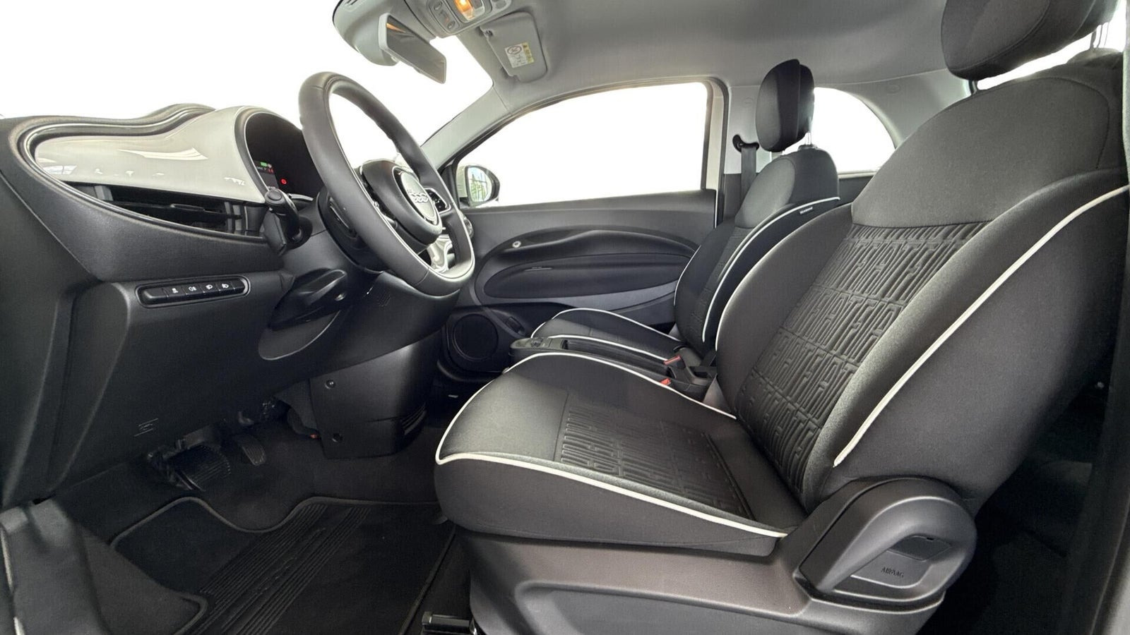 Hvid Fiat 500e fra 2023