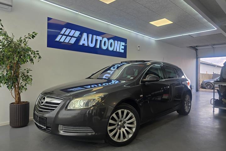 Grå Opel Insignia fra 2012