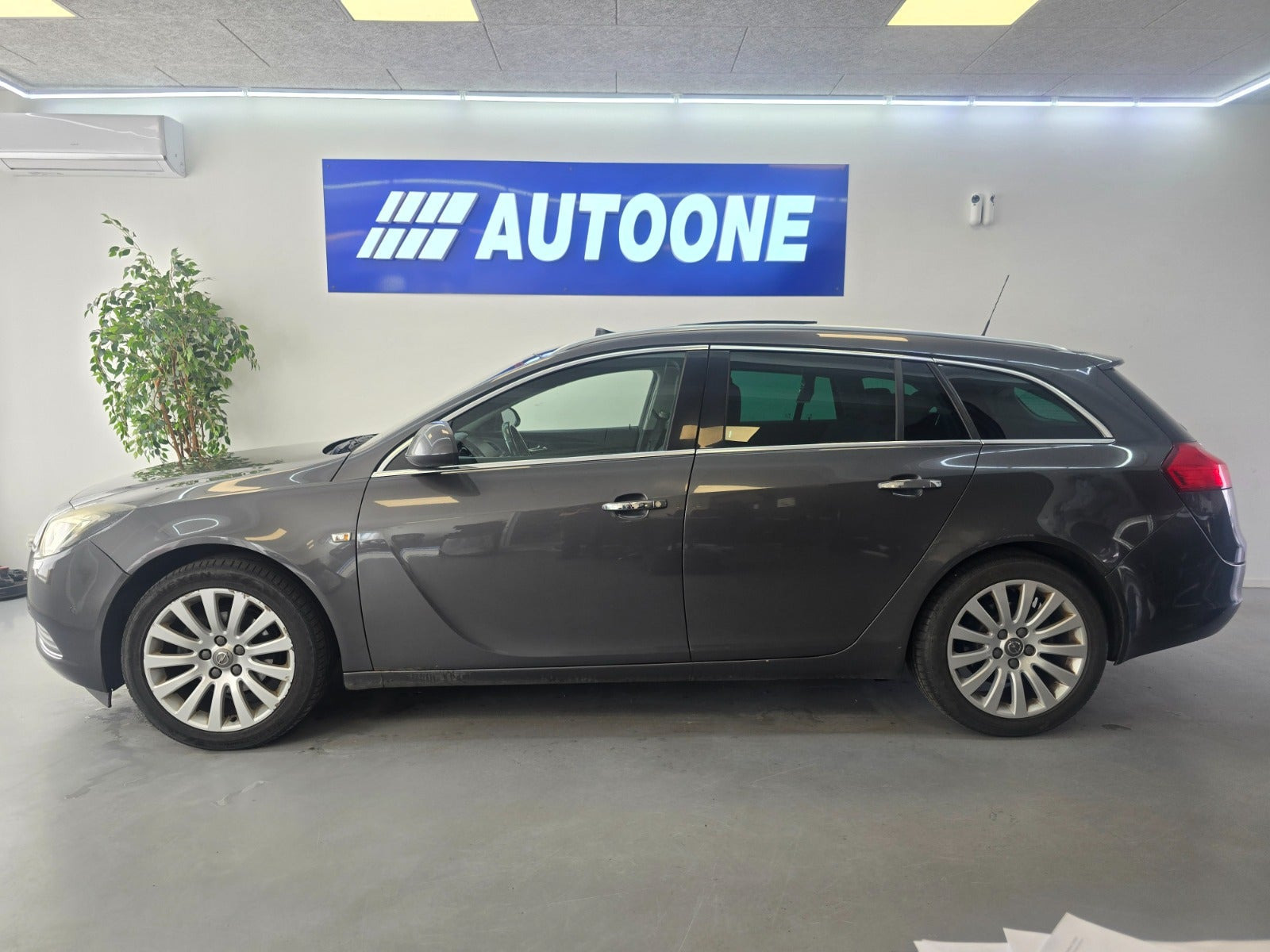 Grå Opel Insignia fra 2012