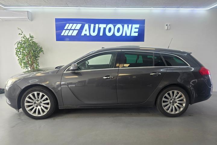 Grå Opel Insignia fra 2012