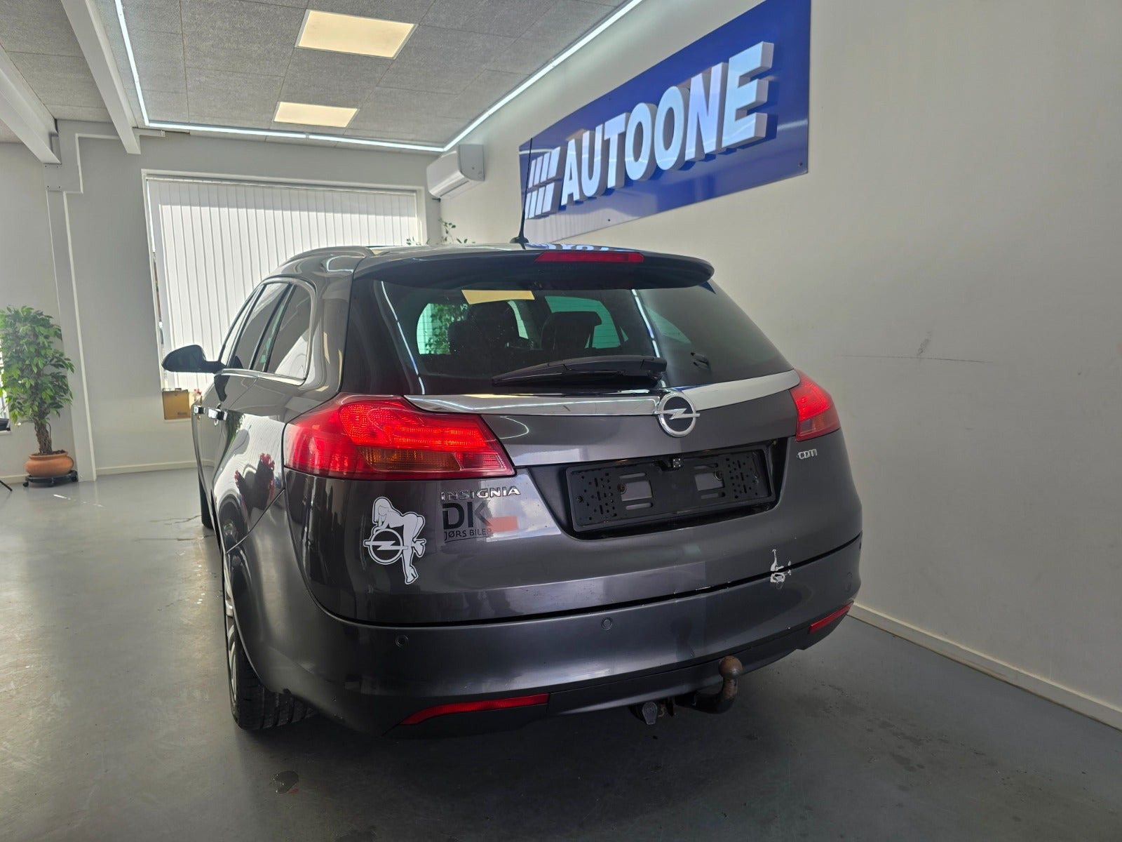 Grå Opel Insignia fra 2012
