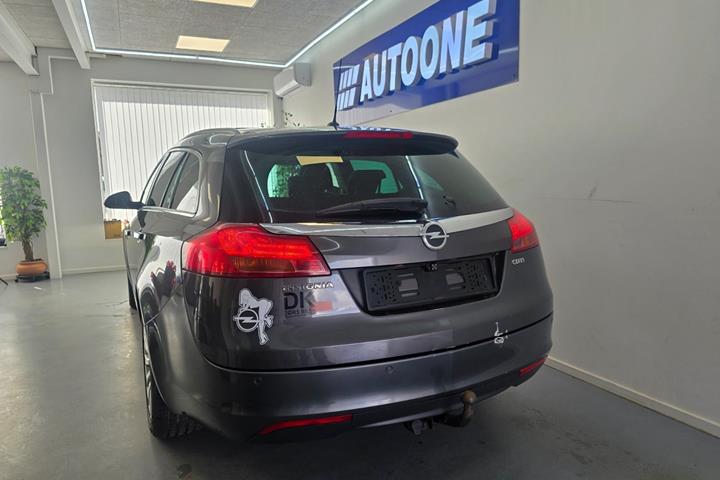 Grå Opel Insignia fra 2012
