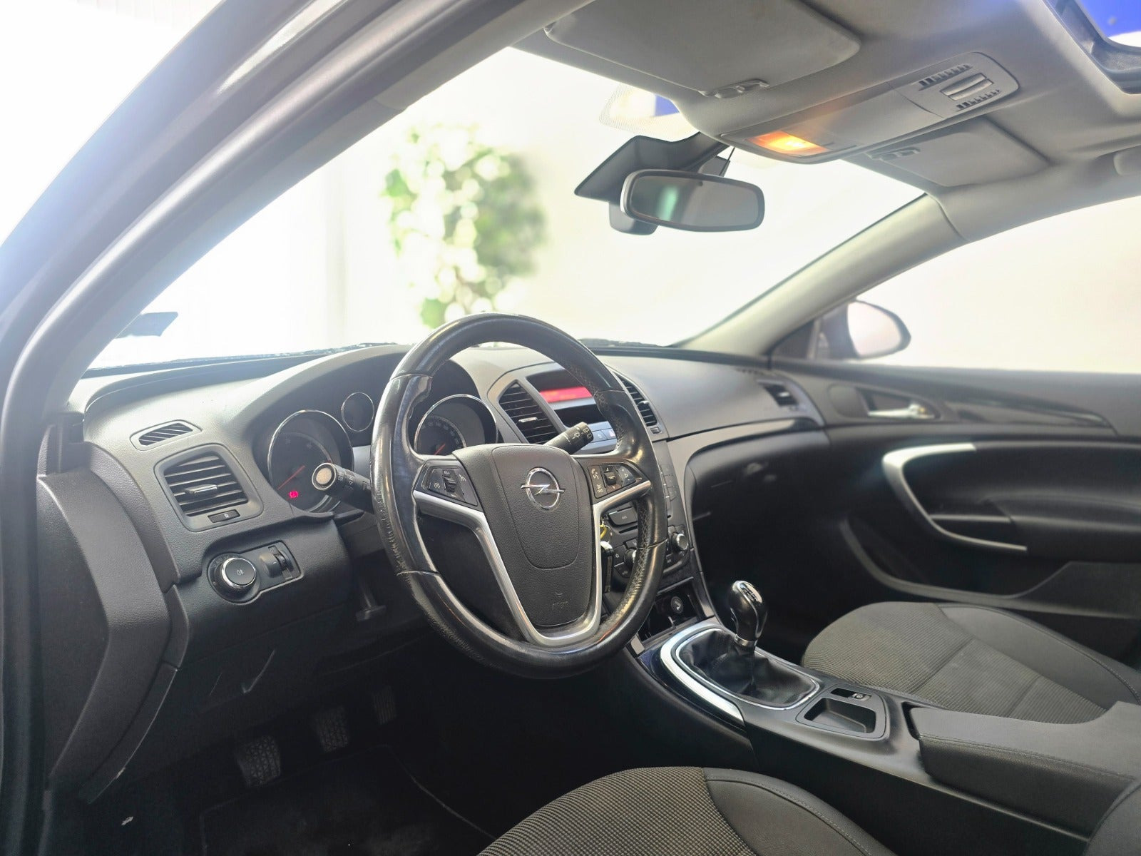 Grå Opel Insignia fra 2012