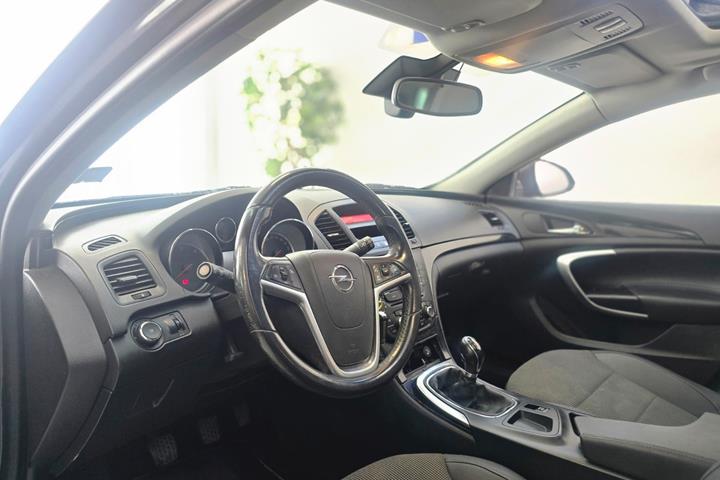 Grå Opel Insignia fra 2012