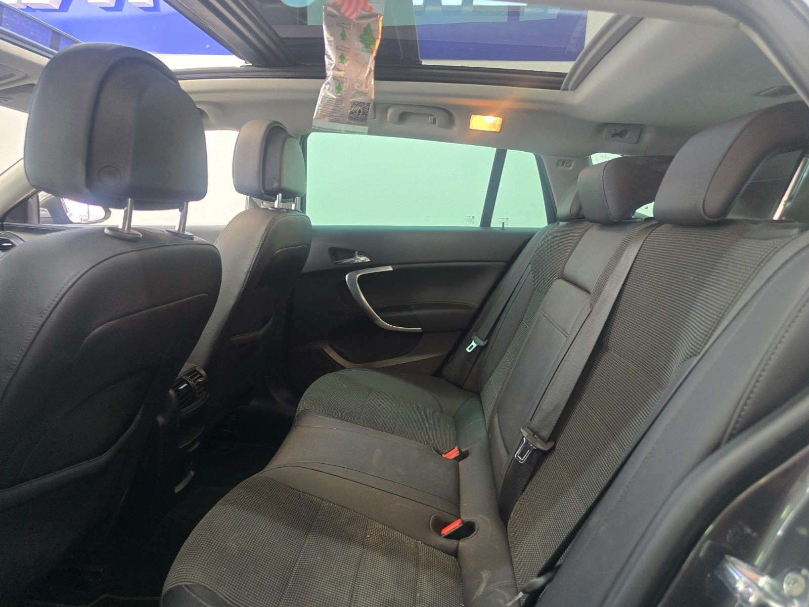 Grå Opel Insignia fra 2012