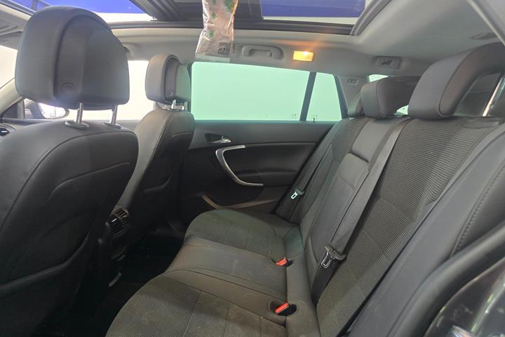 Grå Opel Insignia fra 2012