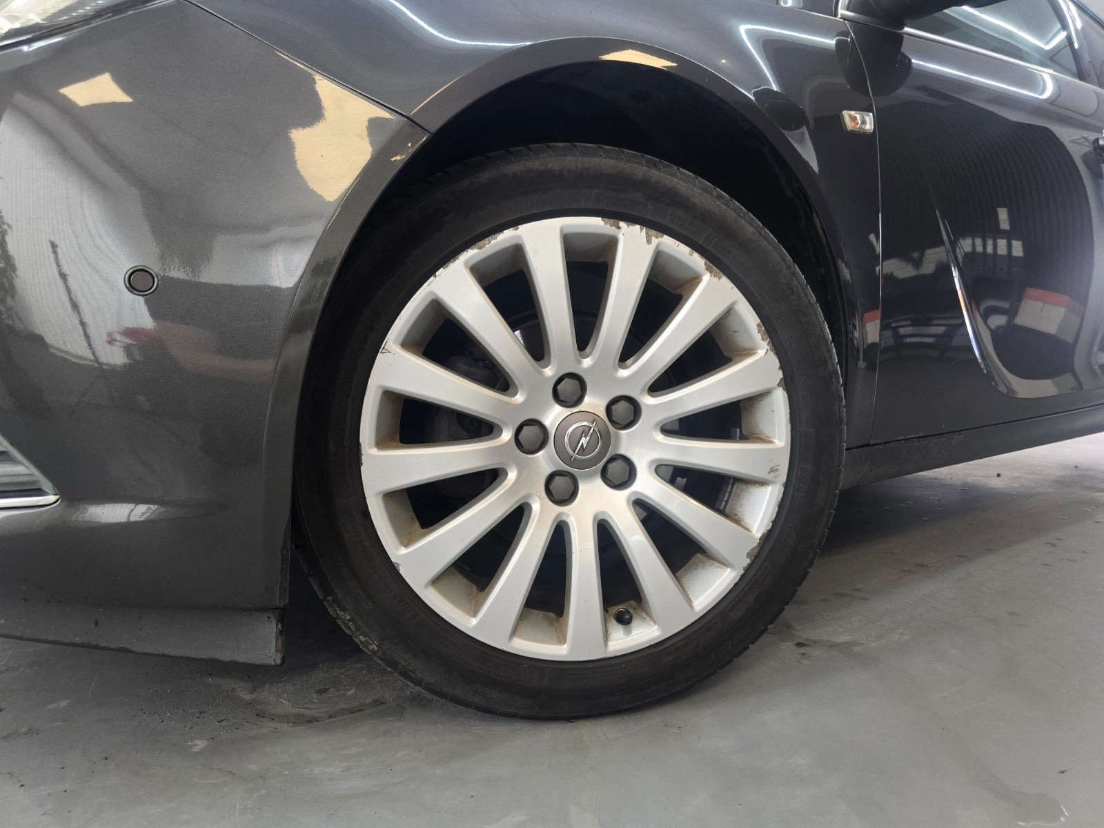 Grå Opel Insignia fra 2012