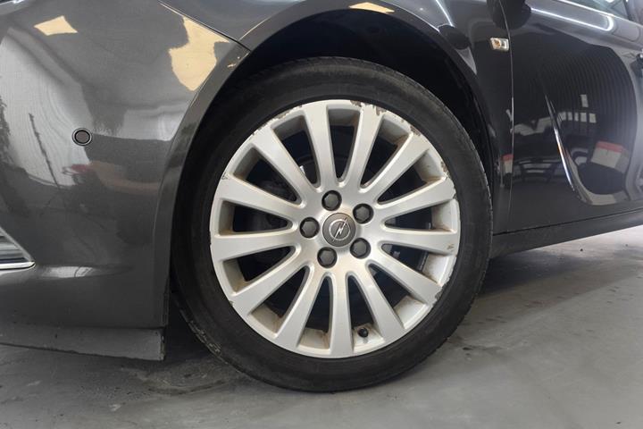 Grå Opel Insignia fra 2012