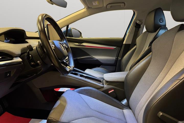 Blå Skoda Enyaq fra 2022