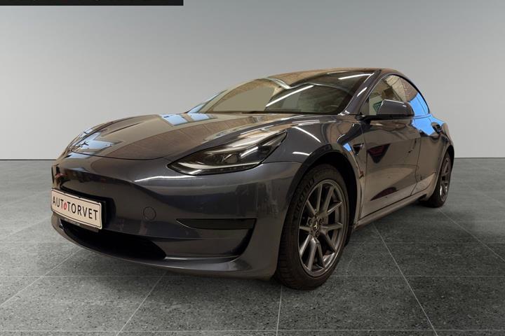 Grå Tesla Model 3 fra 2021