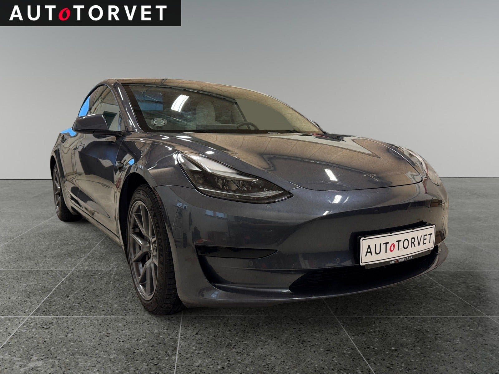 Grå Tesla Model 3 fra 2021