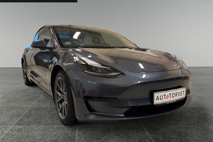 Grå Tesla Model 3 fra 2021