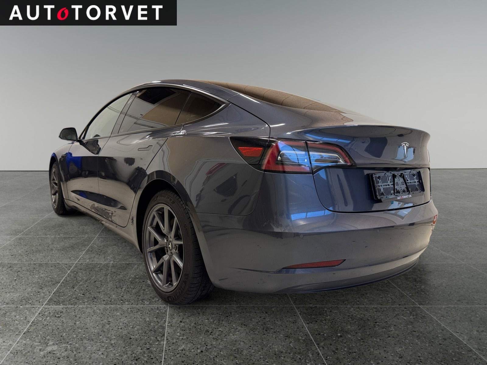 Grå Tesla Model 3 fra 2021