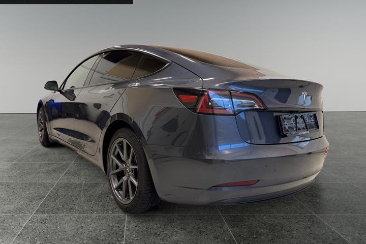 Grå Tesla Model 3 fra 2021