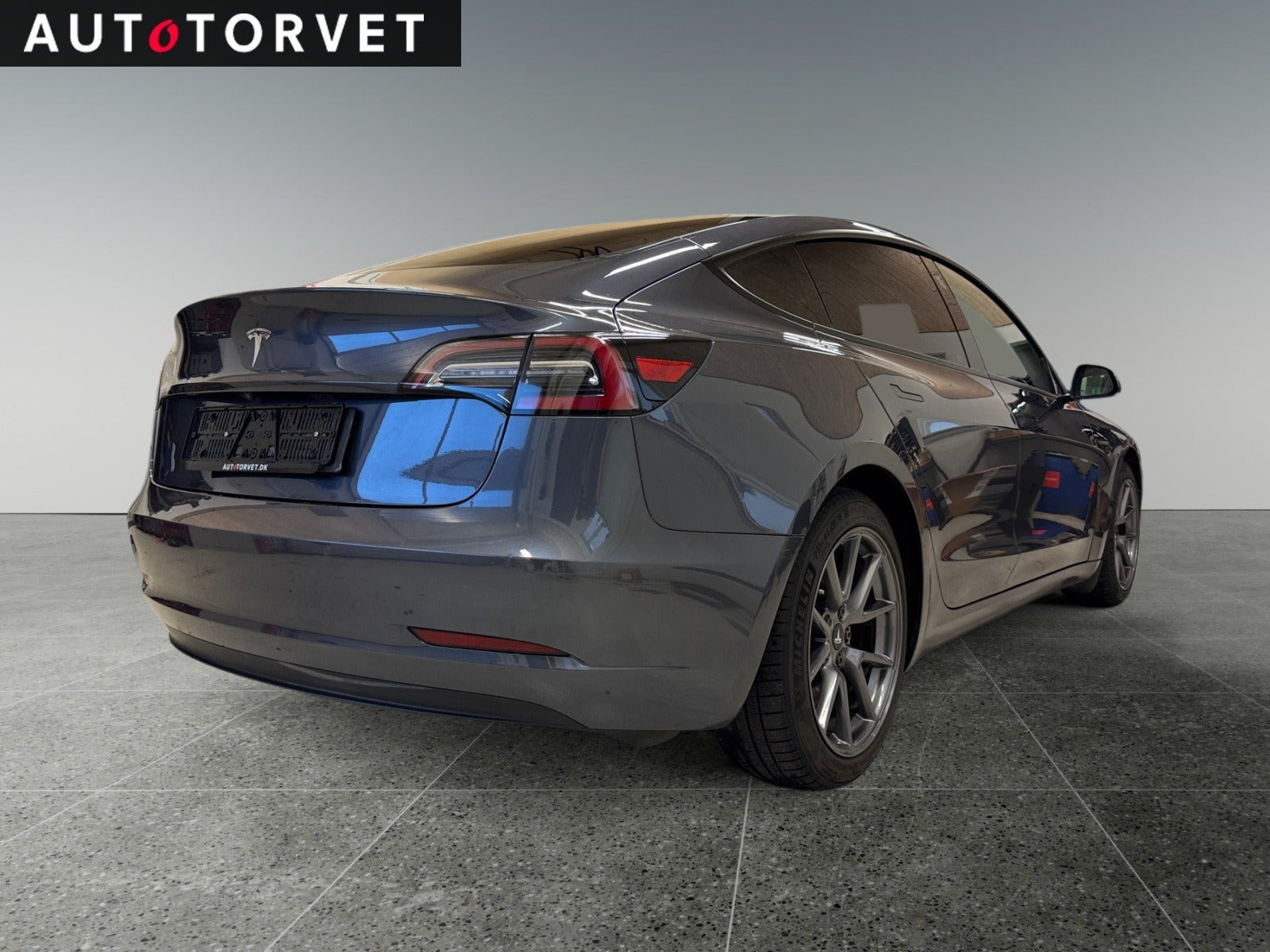 Grå Tesla Model 3 fra 2021