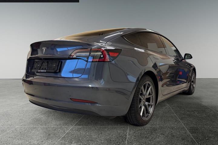 Grå Tesla Model 3 fra 2021