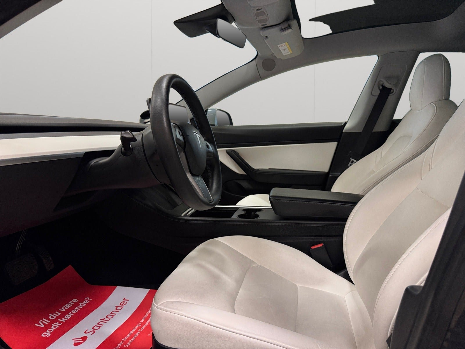Grå Tesla Model 3 fra 2021