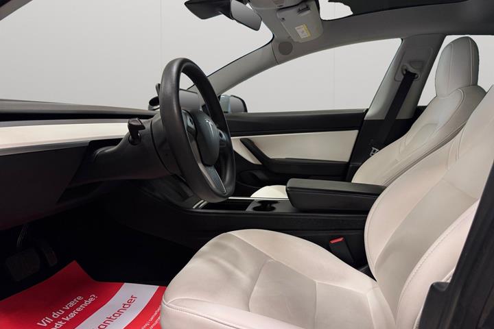 Grå Tesla Model 3 fra 2021