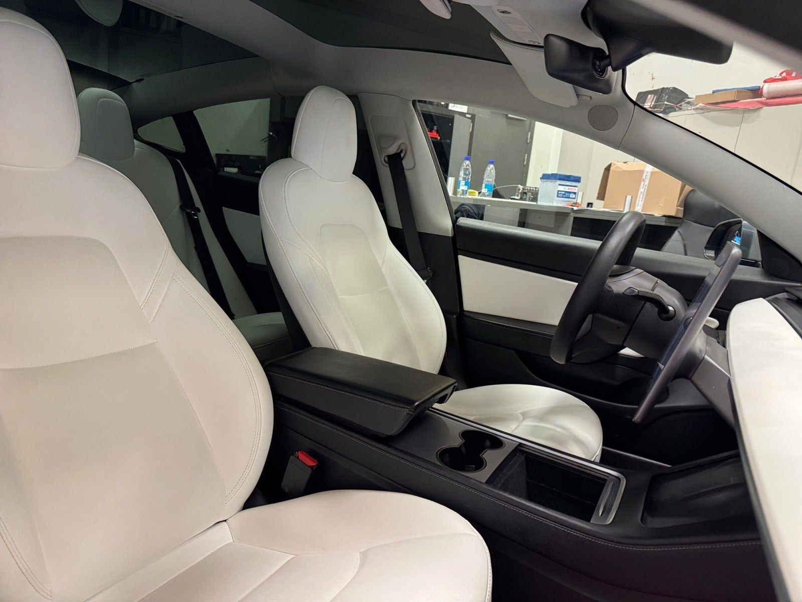 Grå Tesla Model 3 fra 2021