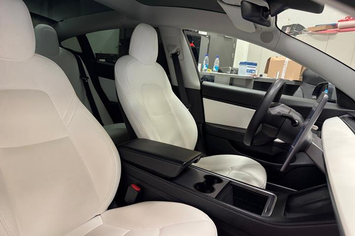 Grå Tesla Model 3 fra 2021