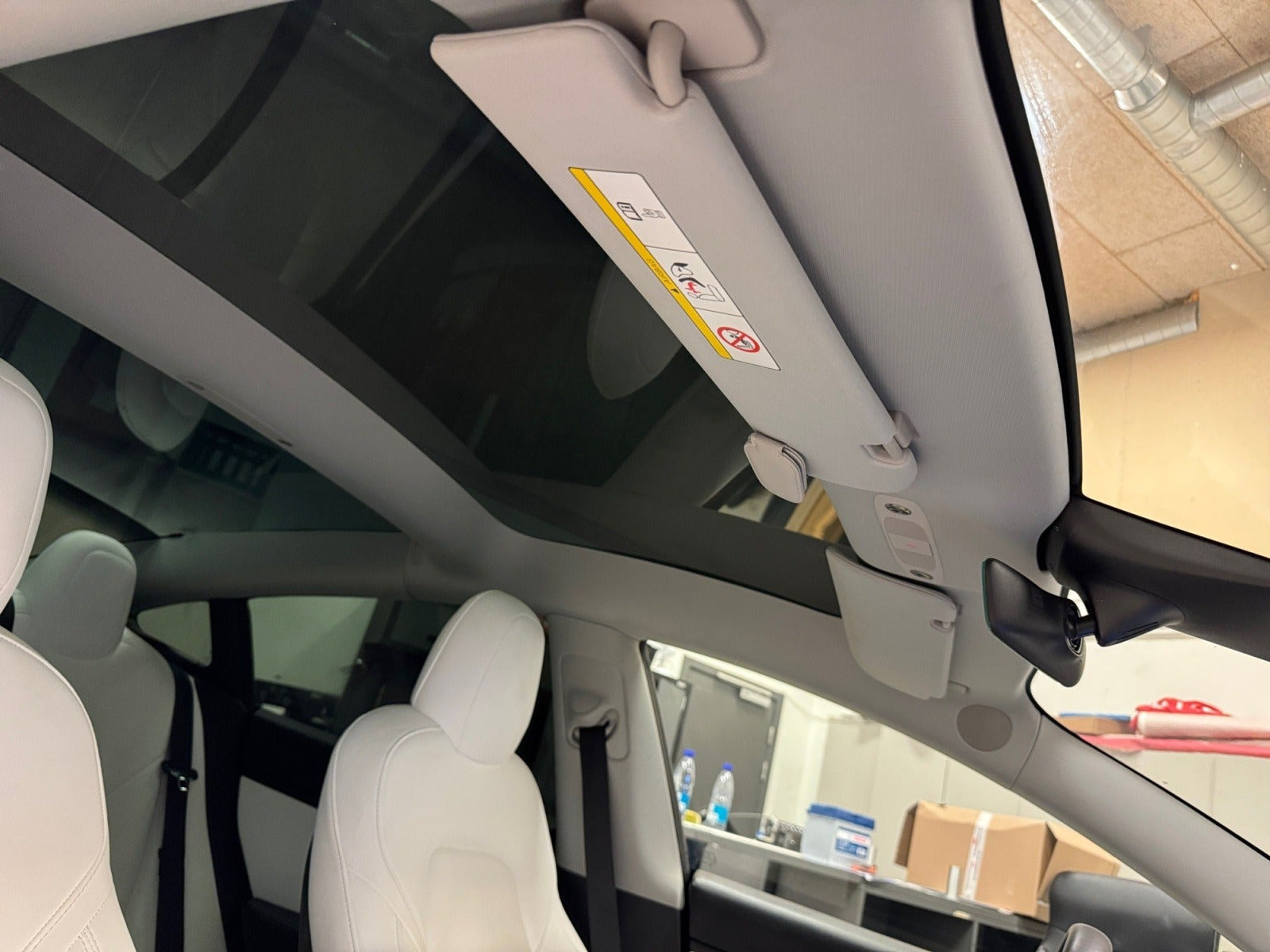 Grå Tesla Model 3 fra 2021