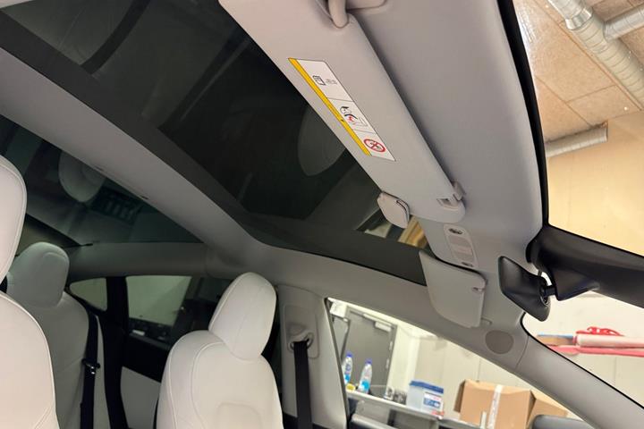 Grå Tesla Model 3 fra 2021