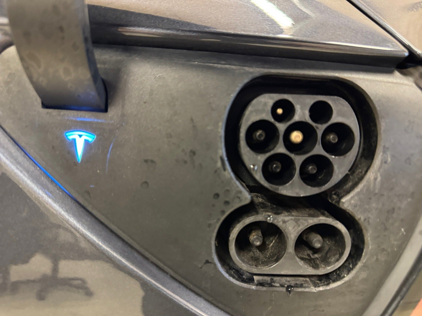 Grå Tesla Model 3 fra 2021