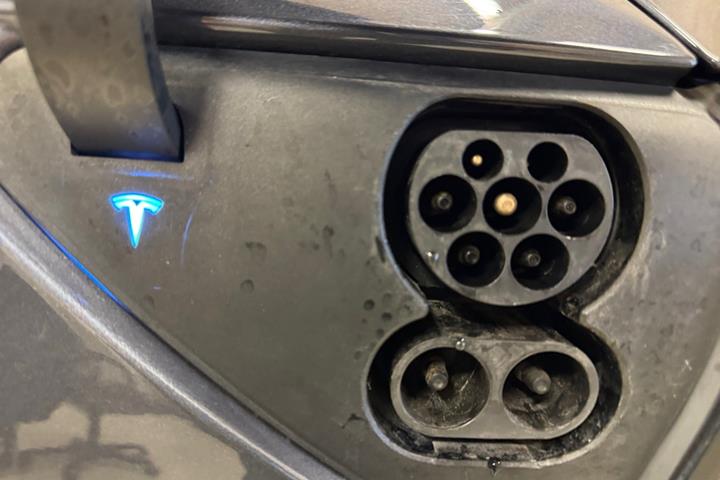 Grå Tesla Model 3 fra 2021