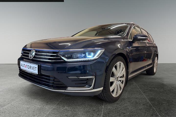Blå VW Passat fra 2017 set udefra