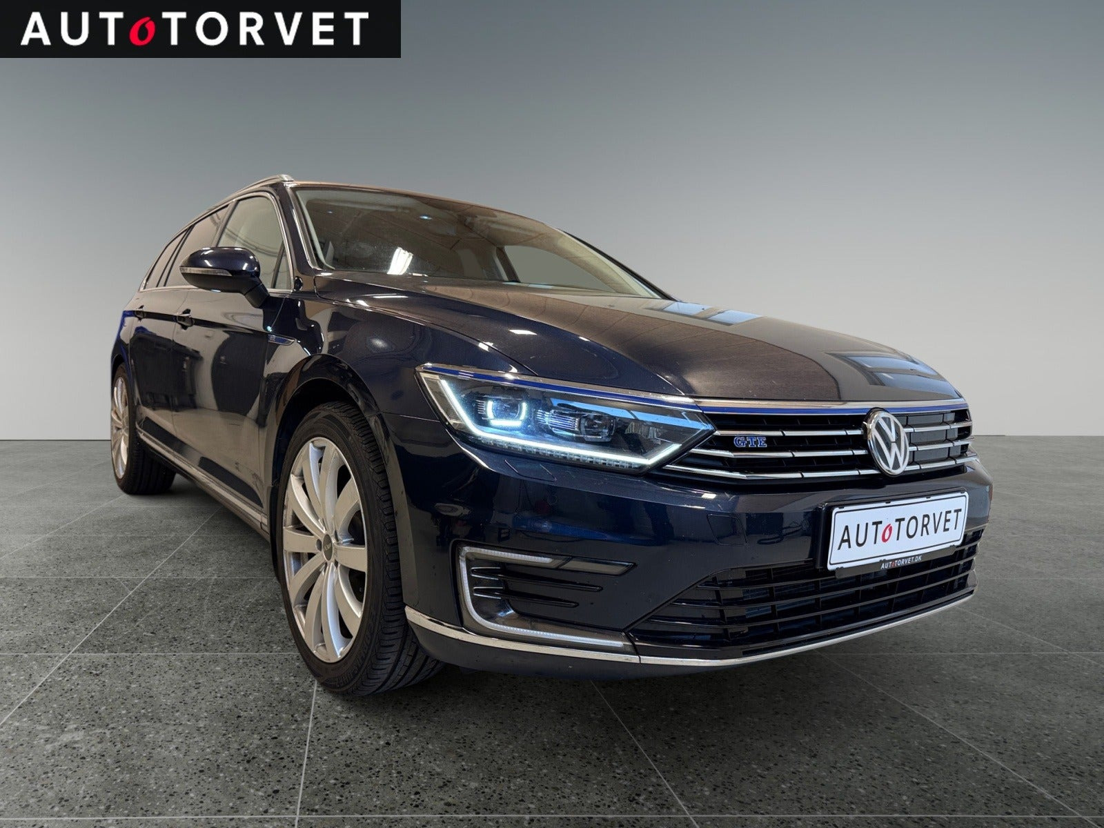 Blå VW Passat fra 2017