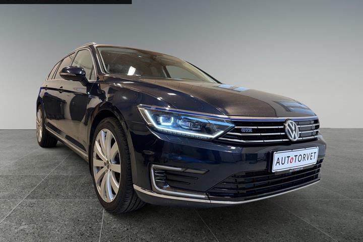 Blå VW Passat fra 2017