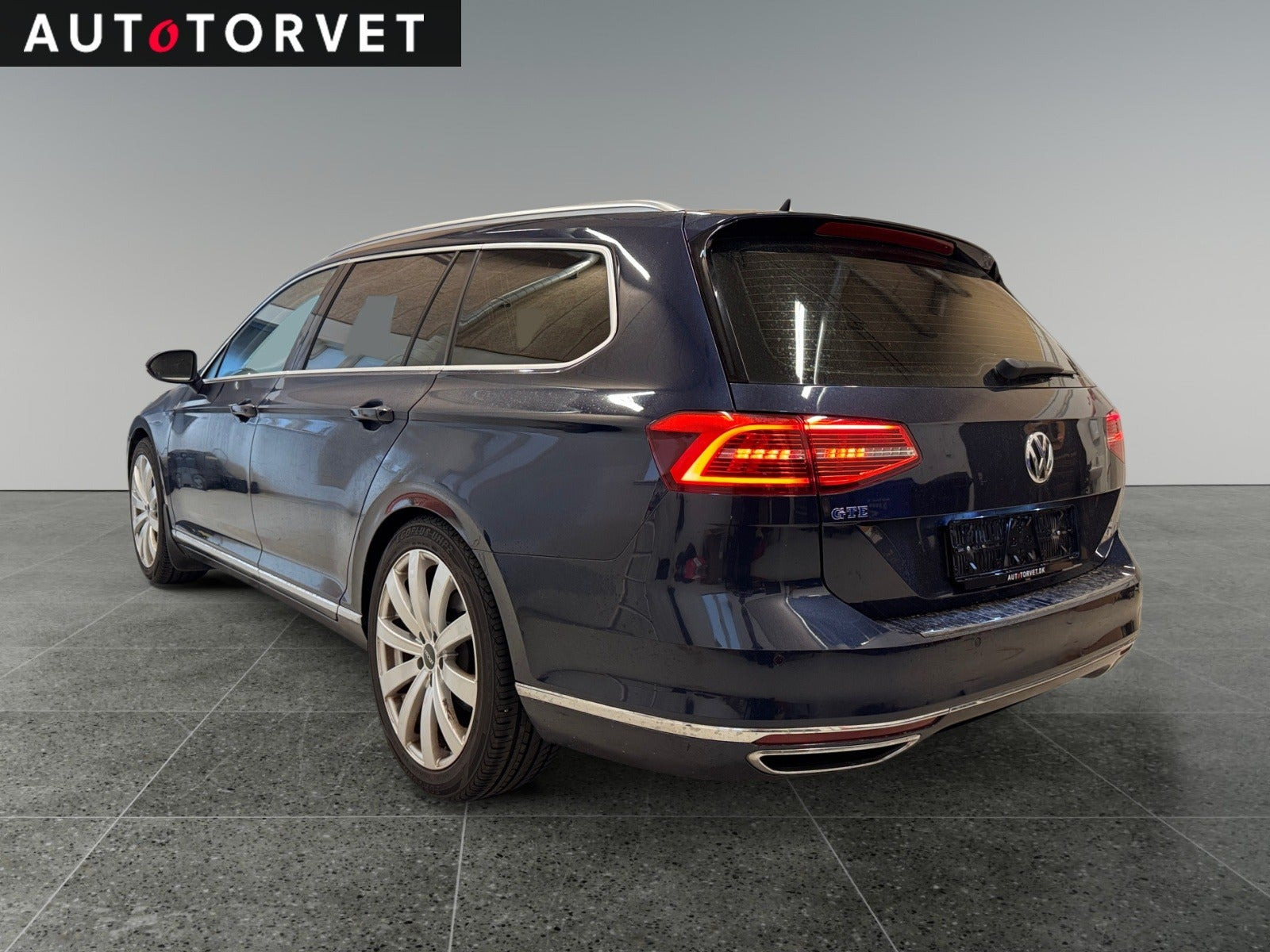Blå VW Passat fra 2017