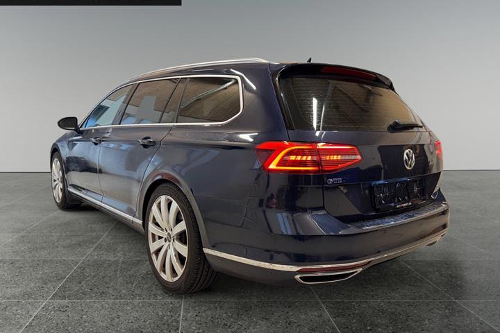 Blå VW Passat fra 2017