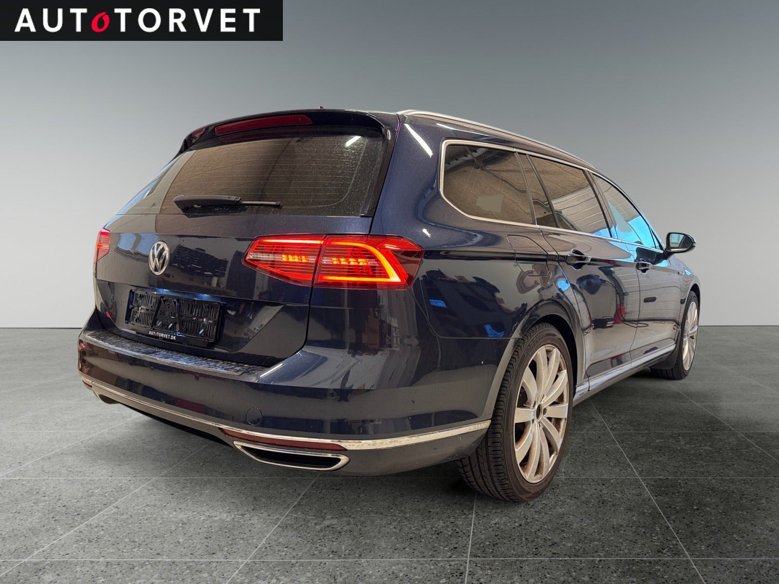 Blå VW Passat fra 2017