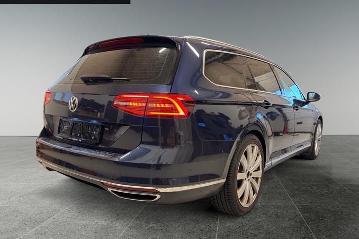Blå VW Passat fra 2017