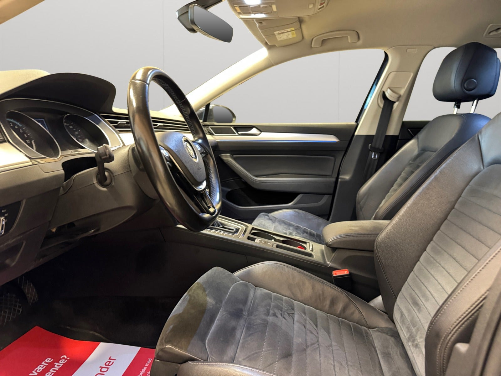 Blå VW Passat fra 2017