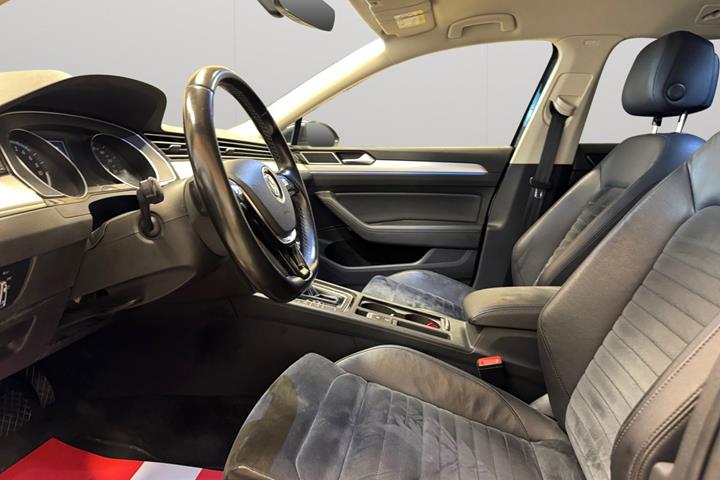 Blå VW Passat fra 2017