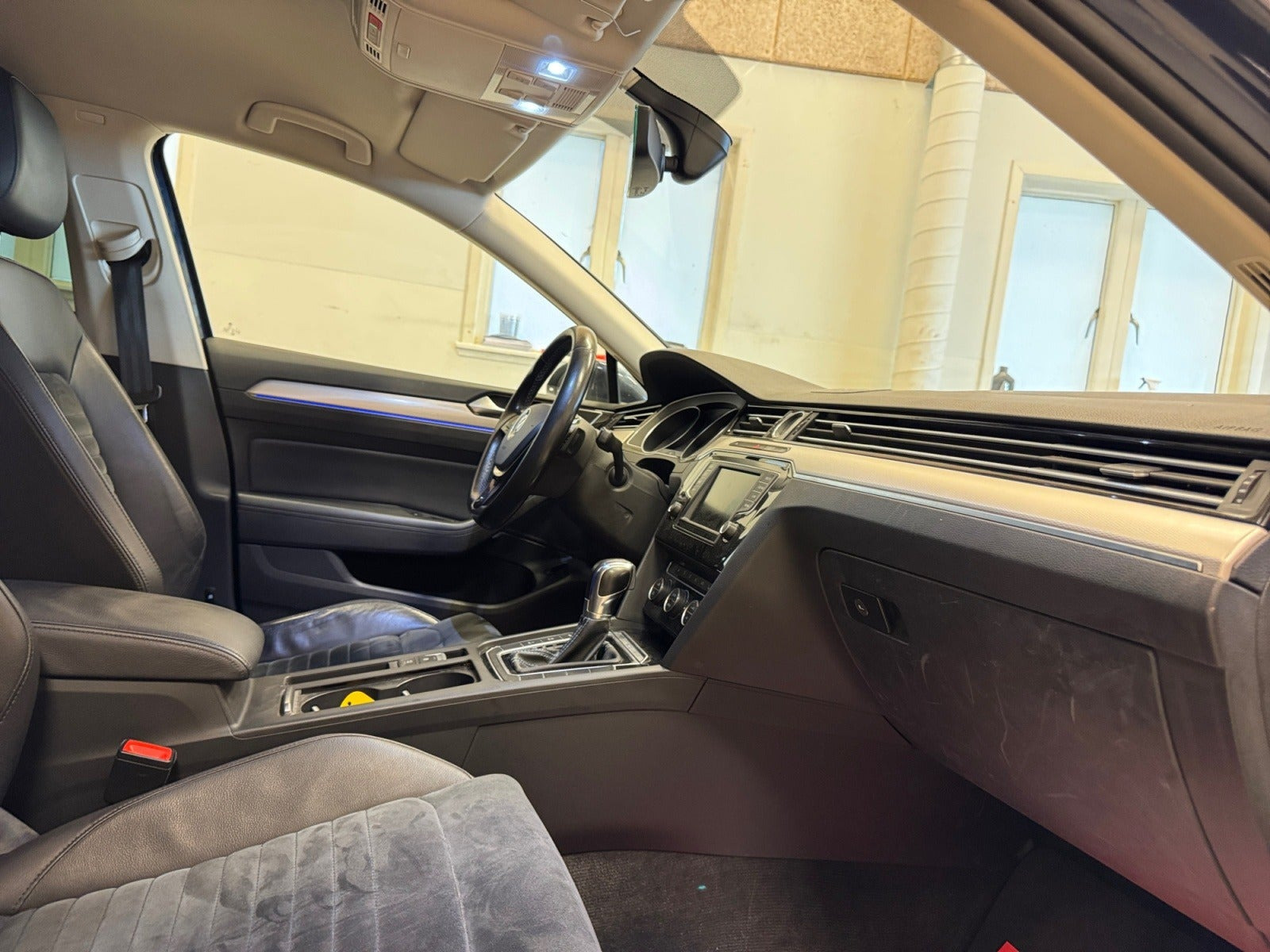 Blå VW Passat fra 2017