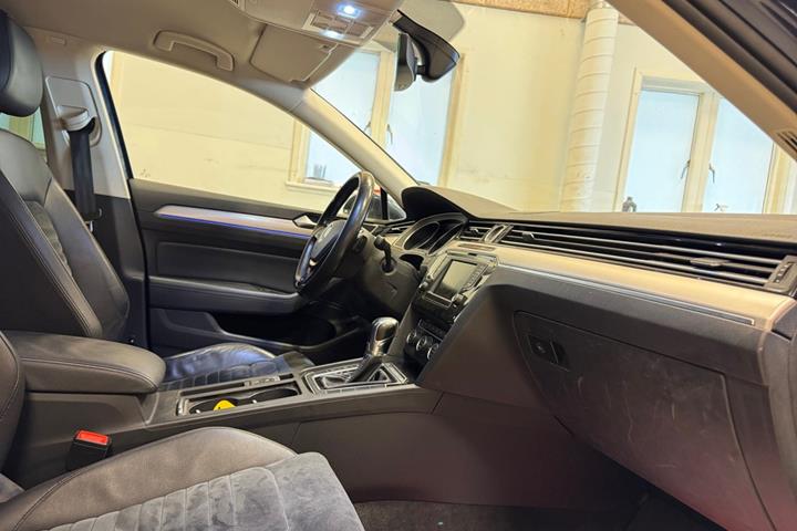 Blå VW Passat fra 2017