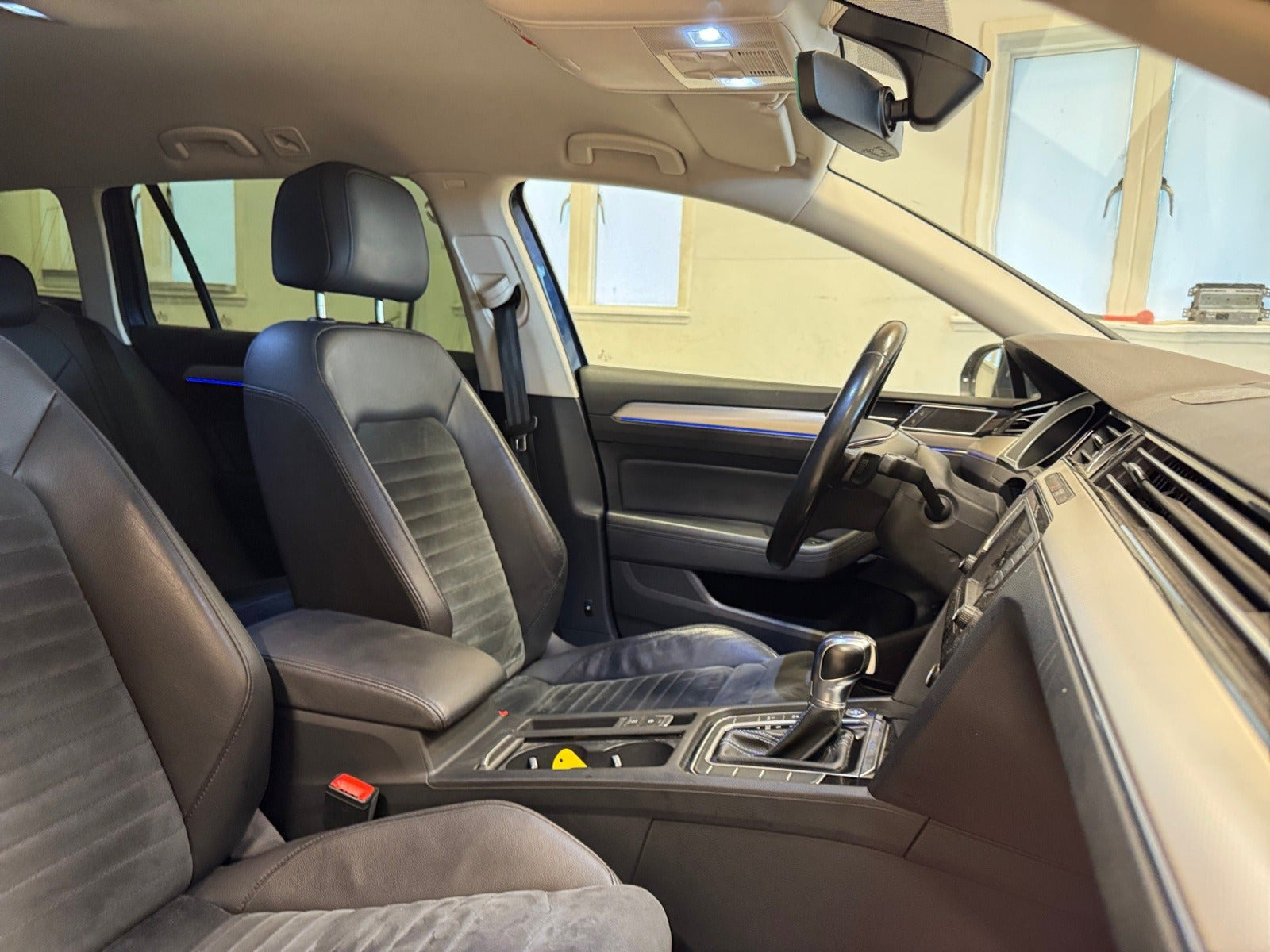 Blå VW Passat fra 2017