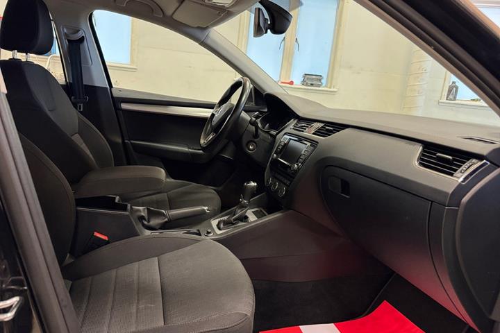Sort Skoda Octavia fra 2017