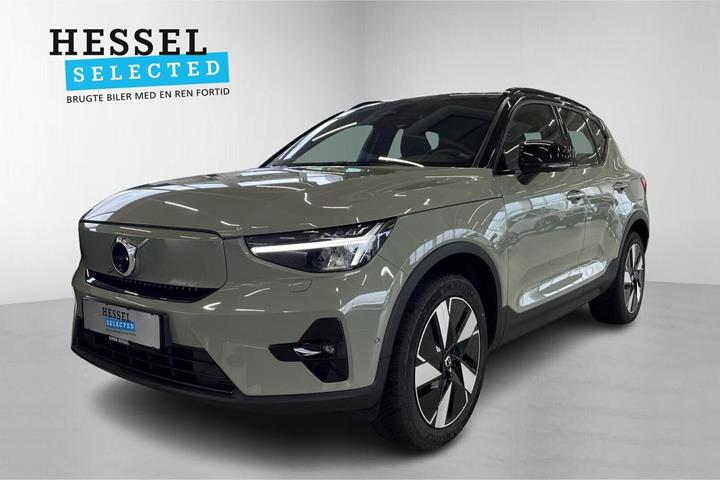 Grøn Volvo XC40 fra 2023 set udefra